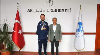 Dünya Para Tekvando Şampiyonası'nda bronz madalya kazanan milli sporcu Mehmet Sami Saraç, Akşehir Belediye Başkanı Salih Akkaya'yı ziyaret etti