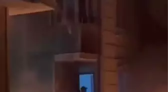Esenyurt'ta Eski Kıyafetleri Yakarak İki Otomobili Küle Çevirdi