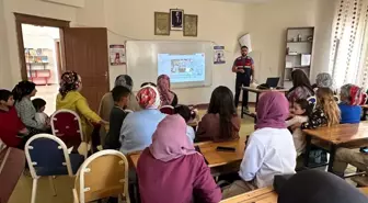 Hakkari'de jandarma ekipleri öğretmen ve öğrencilere siber güvenlik eğitimi verdi