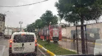 Pendik'te yağış nedeniyle istinat duvarı çöktü, kişi araç içinde sıkıştı
