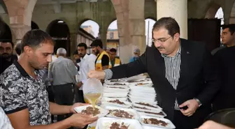 Şanlıurfa'da Mevlid-i Nebi Haftası etkinlikleri kapsamında tirit dağıtıldı