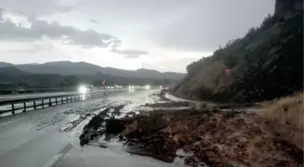 Çorum'da sel ile gelen heyelan D-100 karayolunun tek şeridini kapattı