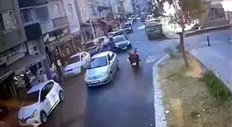 Otomobille çarpışan motosikletli taklalar atarak yola böyle savruldu