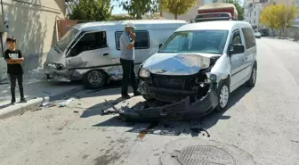 Konya'da Kamyonet ile Hafif Ticari Araç Çarpıştı: 2 Yaralı