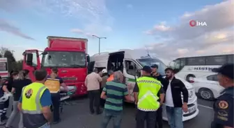 Otoyolda yolcu minibüsüyle kamyon çarpıştı: 6 yolcu yaralı