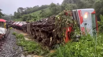 Tayland'da şiddetli muson yağışları nedeniyle otoyol köprüsü çöktü