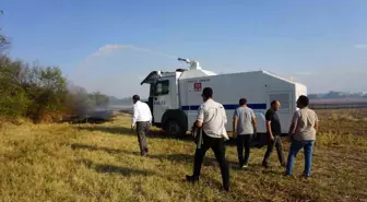 Edirne'de Rüzgarın Etkisiyle Geniş Alana Yayılan Anız Yangınına İtfaiye ve TOMA Müdahale Etti