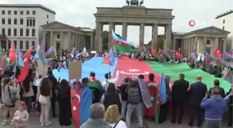 Azerbaycanlılar tarihi Brandenburg Kapısı önünde Alman medyasını protesto etti