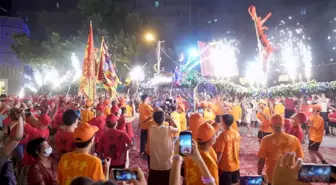 Güz Ortası Festivali'nde Ateş Ejderhası Dansı