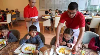 Tepebaşı Belediyesi'nin Gökkuşağı Kafe Projesi Özel Bireylerin Toplumla Bütünleşmesini Sağlıyor