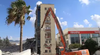 Hatay'da Deprem Sonrası Ağır Hasarlı 6 Bina Kontrollü Yıkıldı