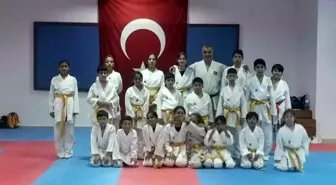 Kemer Belediyesi Karate Takımı Minikler Antalya Karate Şampiyonası'nda 7 madalya kazandı