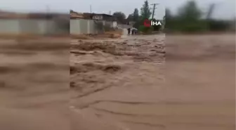 Niğde'de etkili olan sağanak yağış sele neden oldu