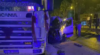 Antalya'da tur minibüsü kamyona çarptı: 1 ölü, 11 yaralı