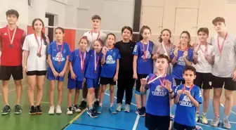 Yunusemre Belediyespor Badmintoncuları Madalyaları Topladı