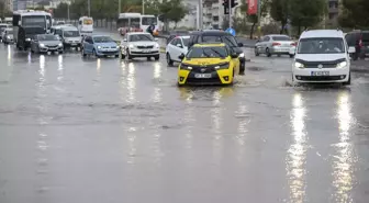 Gaziantep'te sağanak yağış nedeniyle ulaşımda aksamalar yaşanıyor