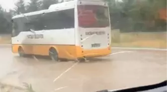 Elazığ'da halk otobüsü yağış nedeniyle mahsur kaldı
