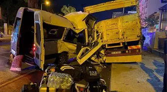 Minibüs kamyona ok gibi saplandı: 2 ölü, 9 yaralı