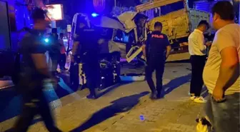 Tur Minibüsü Kamyon Arkasına Çarptı: 1 Ölü, 11 Yaralı