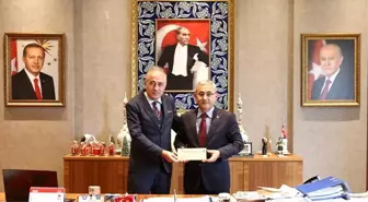 Kırıkkalegücüspor Kulübü Başkanı Güven Gündüz, Kütahya Belediye Başkanı Prof. Dr. Alim Işık'ı ziyaret etti