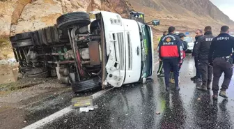 Van'ın Gevaş ilçesinde gıda yüklü tır devrildi, 1 kişi yaralandı