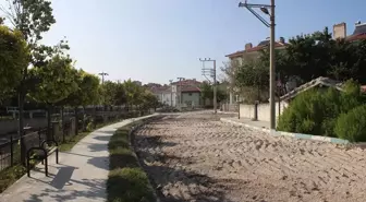 Emirdağ Belediyesi, Ofis Önü Bolvadin Köprüsü bağlantı yolunda asfalt döküm öncesi yol söküm çalışmaları yapıyor