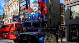 Londra'da iklim eylemcileri Les Misérables müzikalini protesto etti