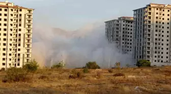 Malatya'da ağır hasarlı yüksek katlı binalar patlayıcı ile yıkılıyor