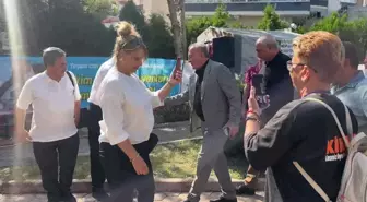 Seyhan Belediyesi Dünya Hayvanları Koruma Günü'nde Hayvanseverlere Mama Dağıttı