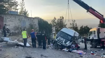 Gaziantep'te freni boşalan kamyon 3 araca çarptı: 5 ölü, 17 yaralı