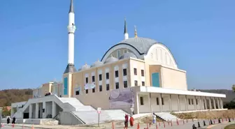 Düzce Üniversitesi İlahiyat Fakültesi Uygulama Camii'nde İlk Cuma Namazı Kılındı