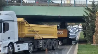 Kartal'da Tırın Köprü Altında Sıkışması Trafik Yoğunluğuna Neden Oldu