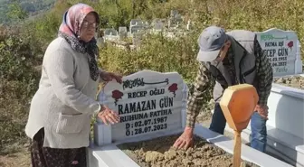 Oğlunun mezarına dua etmeye gelen anne, gördüğü manzara karşısında yığılıp kaldı