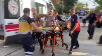 Ahşap evini yıkmak isterken altında kaldı