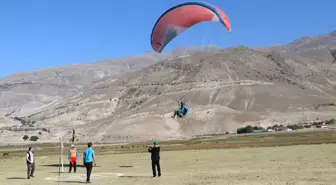 Erzincan'da Yamaç Paraşütü Hedef Eğitim Yarışması Başladı