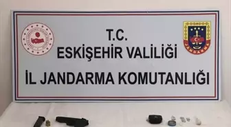 Eskişehir'de trafik kazasında uyuşturucu ve silah bulundu