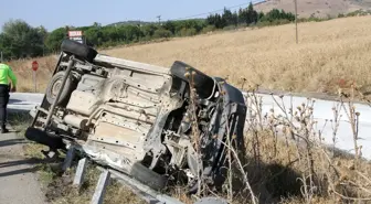 Manisa'da Kontrolden Çıkan Araç Yan Döndü: 4 Yaralı