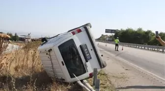 Manisa'da Hafif Ticari Araç Devrildi: 4 Yaralı