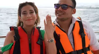 Mersin'de Tekneden Paraşütle Evlilik Teklifi