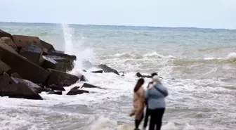 Akçakoca'da Kuvvetli Rüzgar Nedeniyle Balıkçılar Limana Demirledi