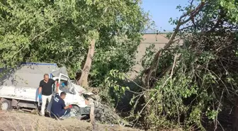 Kozan'da Kamyonet Şarampole Devrildi: 3 Kişi Hayatını Kaybetti