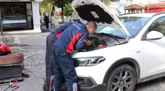 Amasya'da Otomobilin Motor Bölümüne Sıkışan 2 Kedi Yavrusu Kurtarıldı