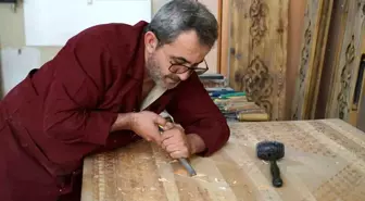 Aylarca tek tek eliyle oyduğu ahşap işlemeler, yurt dışından rağbet görüyor