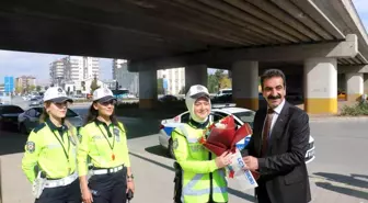 Sivas'ta Kadın Trafik Polislerine Çiçek Takdim Edildi