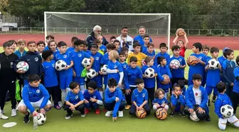 Atakaş Hataysporlu Oğuzhan Matur, Berlin Türkiyemspor Kulübüne 100 top hediye etti