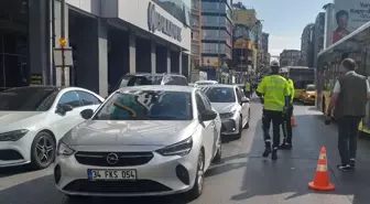 Kadıköy'de Dron Destekli Denetimde Yayalara Geçiş Hakkı Vermeyen Sürücülere Cezai İşlem