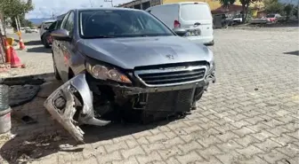 Tosya'da otomobil bariyere çarptı: 5 yaralı