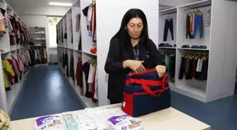 Küçükçekmece'de 2 bin 90 tane yenidoğan bebek seti ailelere hediye edildi