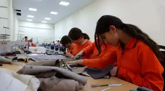 Bitlis'te Moda Tasarımı Öğrencileri Hem Kazanıyor Hem Öğreniyor