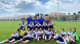Salihli Öz Gençlerbirliği Kadın Futbol Takımı Silopi Belediyespor'u yenerek final turuna adını yazdırmak istiyor